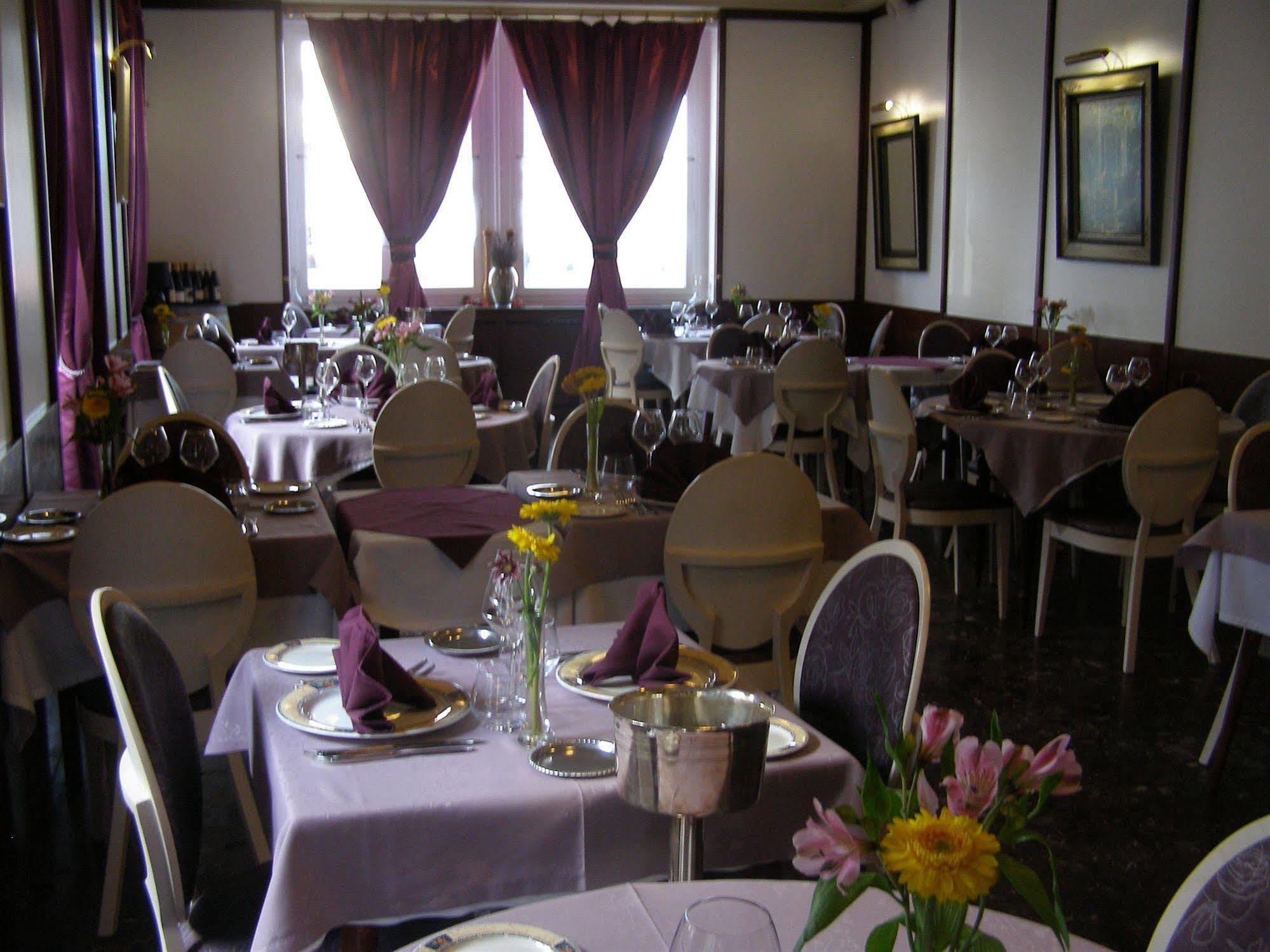 Logis Hotel-Restaurant Le Chene Vert Saint-Pourçain-sur-Sioule Exteriér fotografie